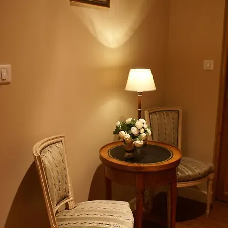 La Cour Des Carmes *